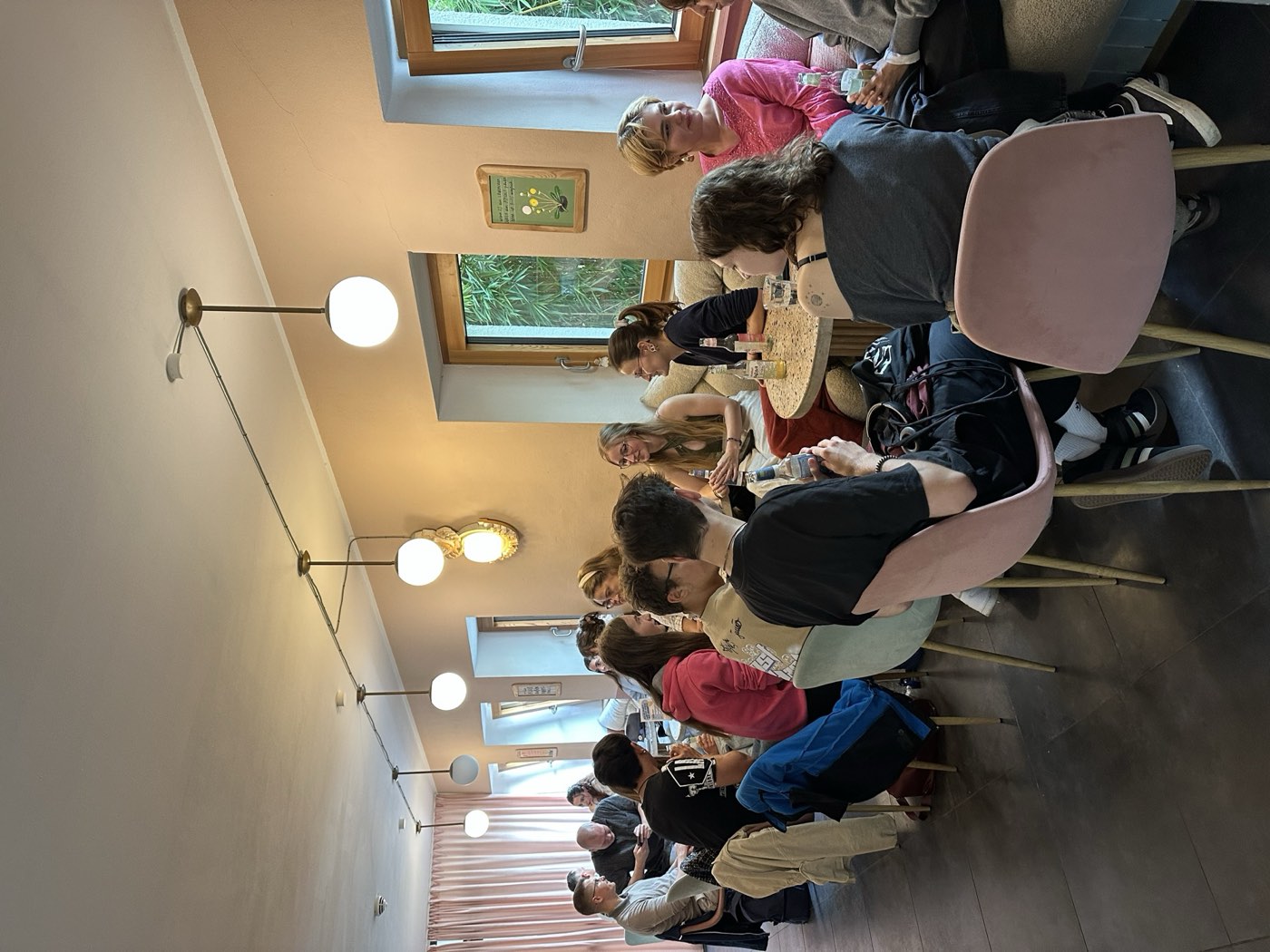 Menschen sitzen bei einem NOT ALONE Treffen zusammen